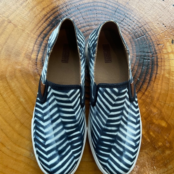 Olukai Pehuea Pa'i Slip on Canvas Sneakers Shoes 20360-LR18 Size 7.5 LAVA - Picture 2 of 9